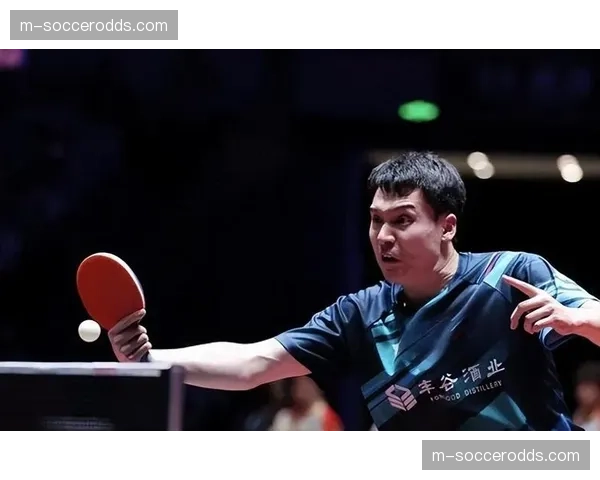 瞬间特写：发球队员在巨大干扰下，准确将球送到20英尺外队友手中的高光时刻