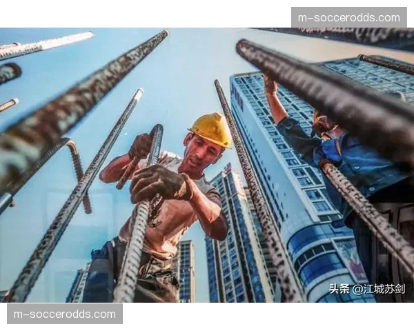 镜头捕捉：摩纳哥主帅在场边用手势紧急指挥边后卫位置前提